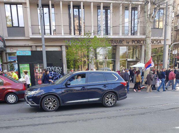 ЏИП АМБАСАДЕ САД КРУЖИО У БЛИЗИНИ НАРОДНЕ СКУПШТИНЕ: Американци снимају митинг (ФОТО)